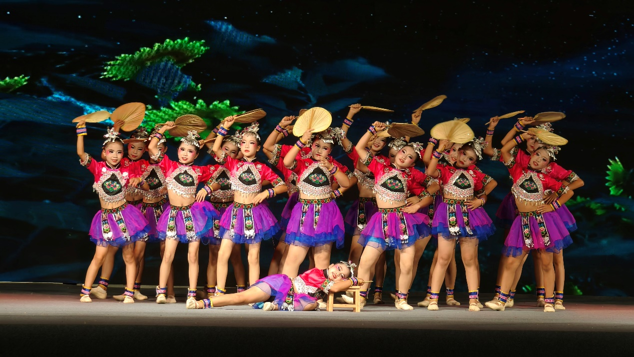 沱江镇第一小学带来的瑶族舞蹈《瑶娃扇子摇啊摇》。(余涛/摄)