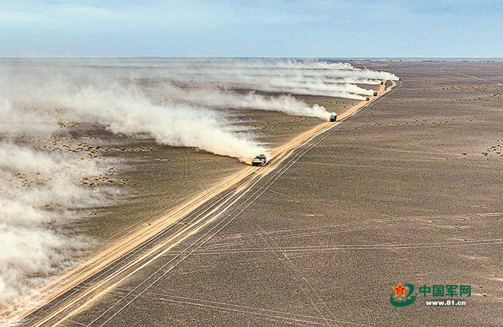 战车向目标地域机动。