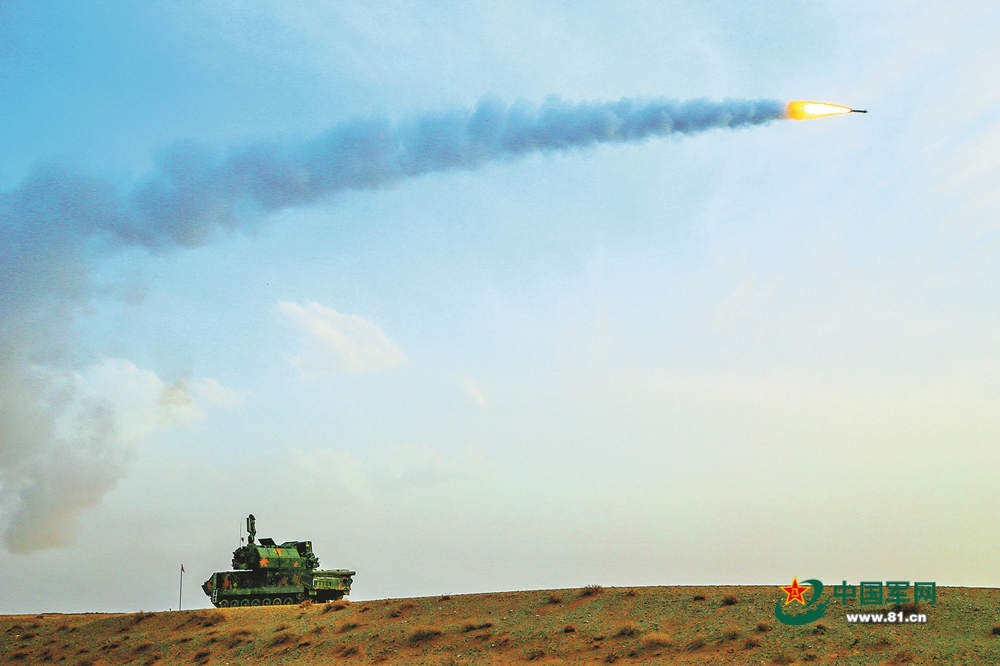 导弹升空拦截来袭“敌机”。