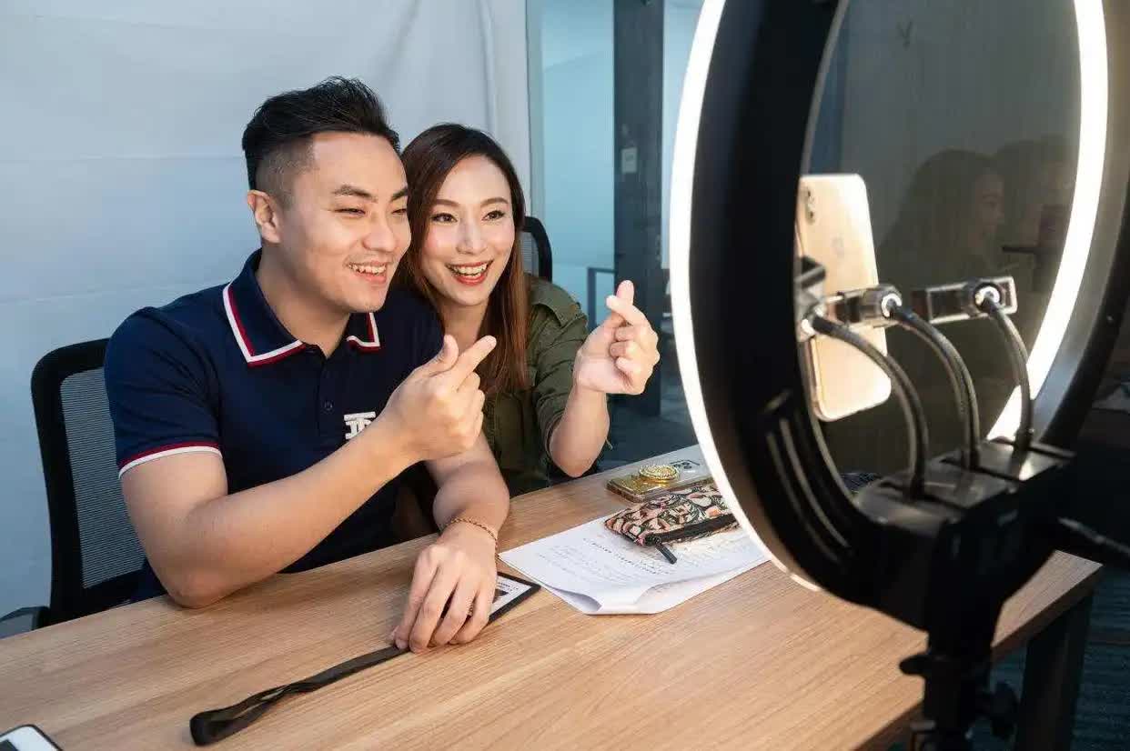 △ 一對(duì)在廣州創(chuàng)業(yè)的“港夫廣妻” 。