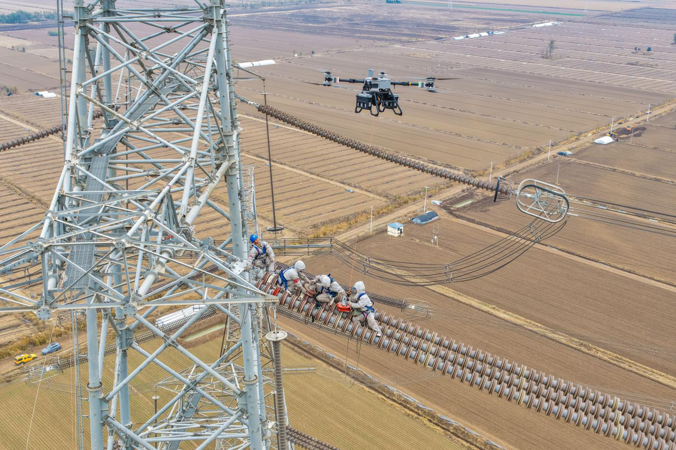国网天津电力首次应用百公斤级载重无人机完成特高压线路检修
