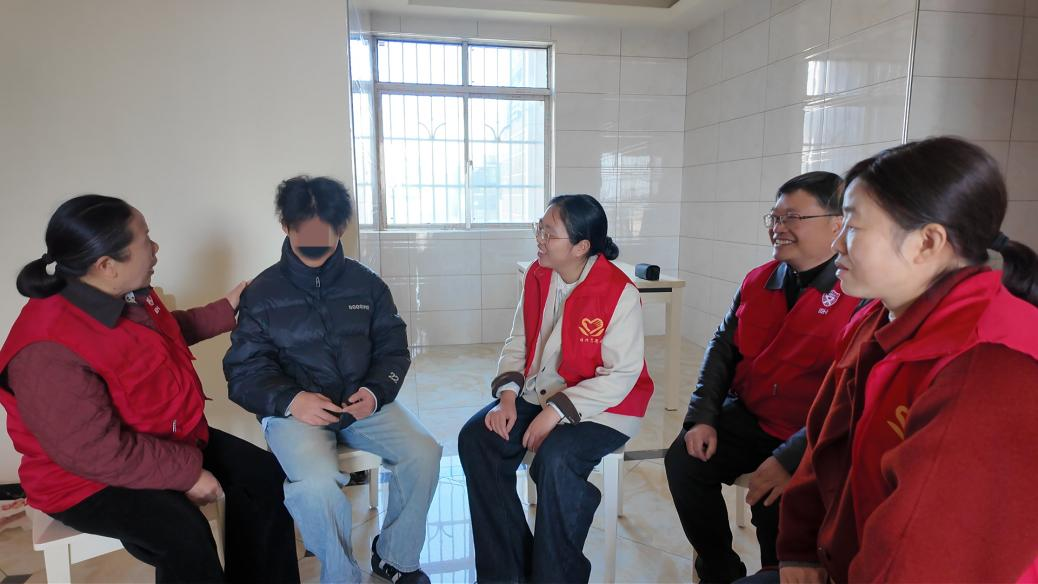 工作人员和志愿者在与陈鑫林交流(孙文月/摄)