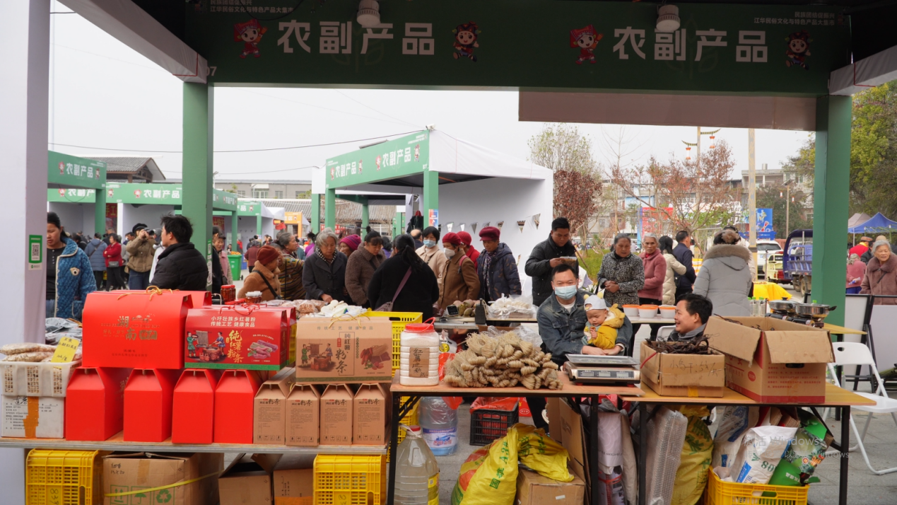 市民逛大集市现场