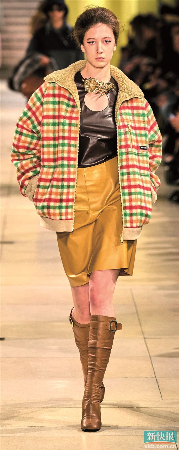 传统格纹经解构拼接呈现优雅与野性并存的视觉效果