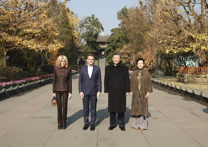 12月5日，國家主席習(xí)近平在四川省成都市都江堰同法國總統(tǒng)馬克龍進(jìn)行友好交流。這是習(xí)近平和夫人彭麗媛同馬克龍夫婦合影。