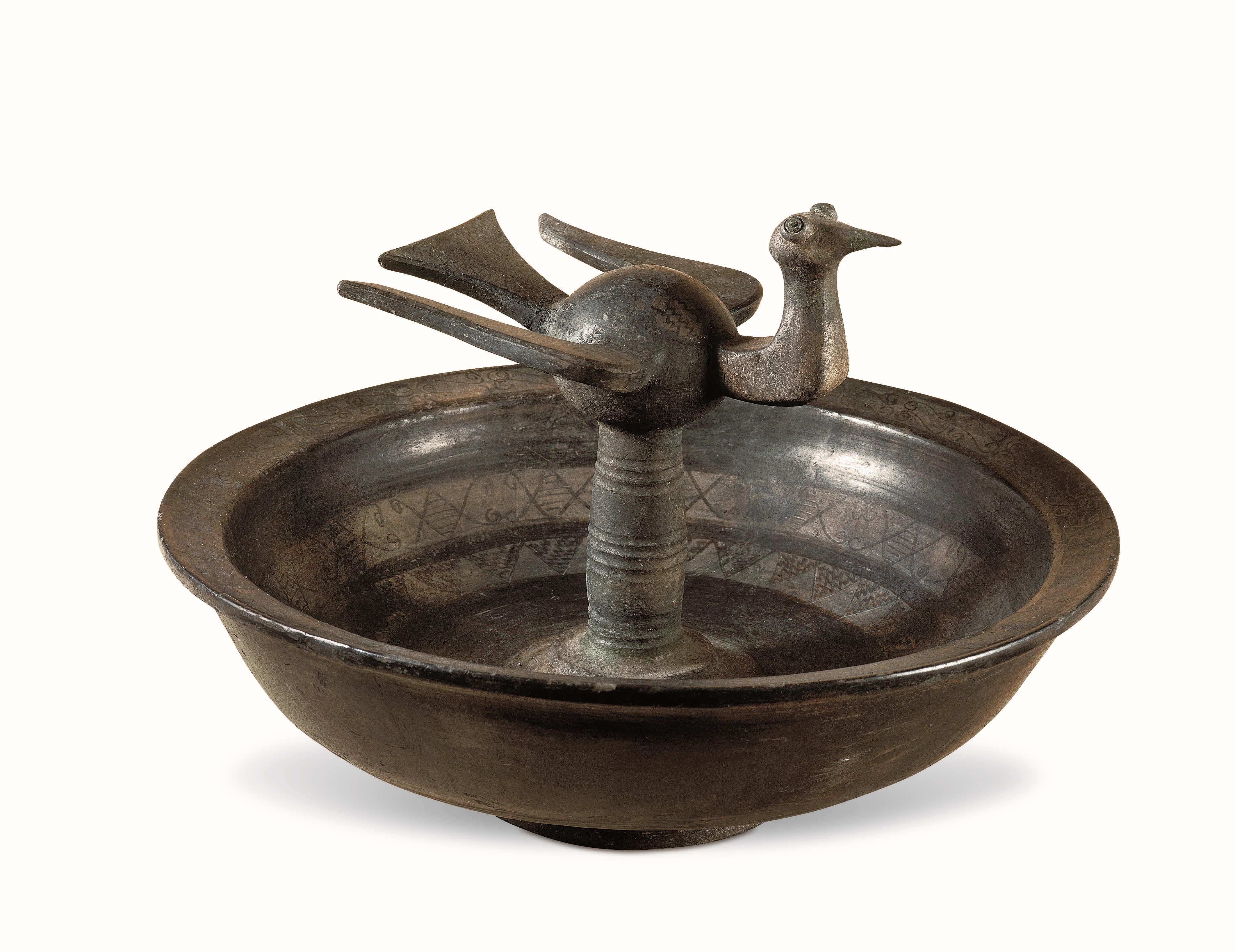 战国 磨光压划纹黑陶鸟柱盘 河北博物院展出 河北省文物考古研究院藏