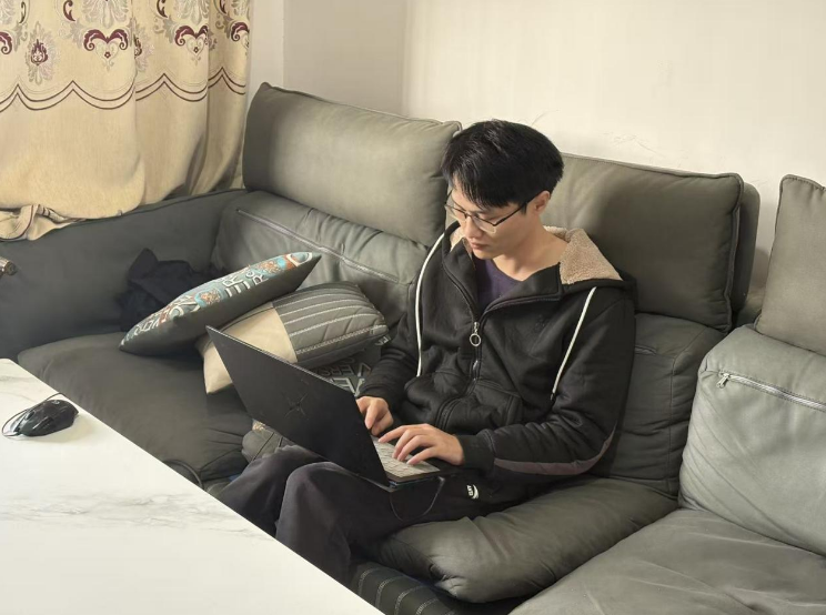 谭家威在安置点实现了文学梦(谭卫国/摄)