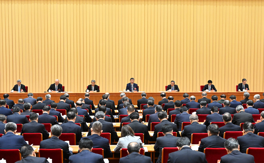 　　12月10日至11日，中央經(jīng)濟工作會議在北京舉行。中共中央總書記、國家主席、中央軍委主席習近平出席會議并發(fā)表重要講話。李強、趙樂際、王滬寧、蔡奇、丁薛祥、李希出席會議。