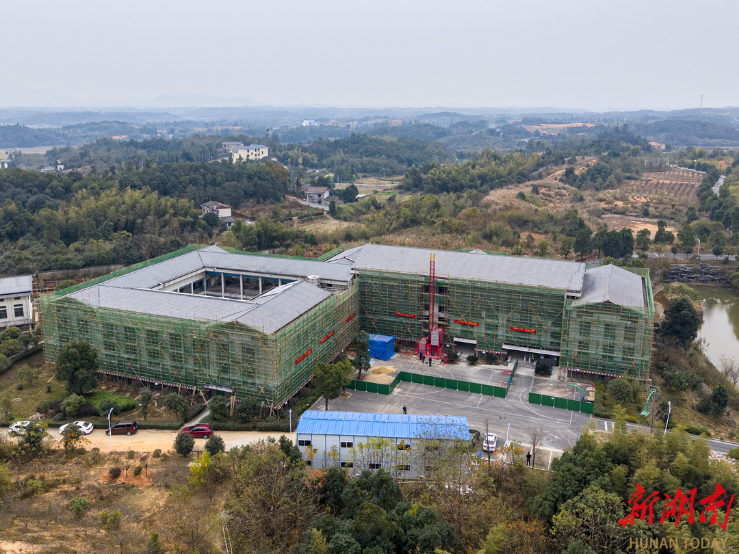 (12月4日,位于長沙市望城區的湖南省殘疾人托養服務中心重度殘疾人托養綜合樓精裝修工程施工正酣,外墻施工、消防施工、暖通、水電改造正同步進行。)