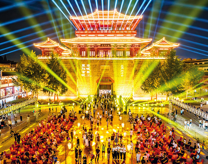 近年来,我国消费市场规模稳步扩大,消费结构持续优化,消费潜能加速释放。2024年服务性消费支出占居民人均消费支出的比重提高到46.1%,今年前三季度进一步提升至46.8%。图为2025年5月20日,湖北襄阳古城建城日活动在古城昭明台广场举行,精彩的节目和璀璨的灯光秀,吸引了众多市民和游客前来赏景游玩。