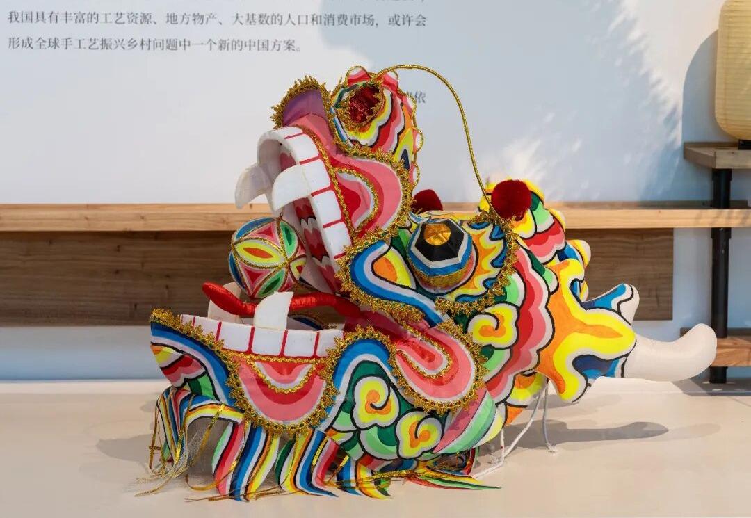 彩扎龙头 周彬 综合材料 80cm×36cm×60cm 2024年