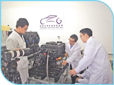 歐陽明高（中）在實驗室做科研。