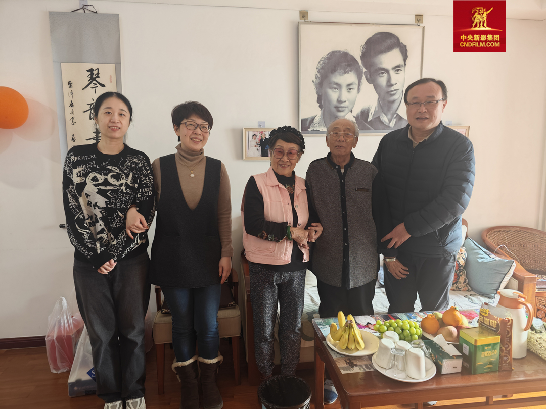 離退休人員管理服務部負責同誌看望楊中耀同誌（93歲）