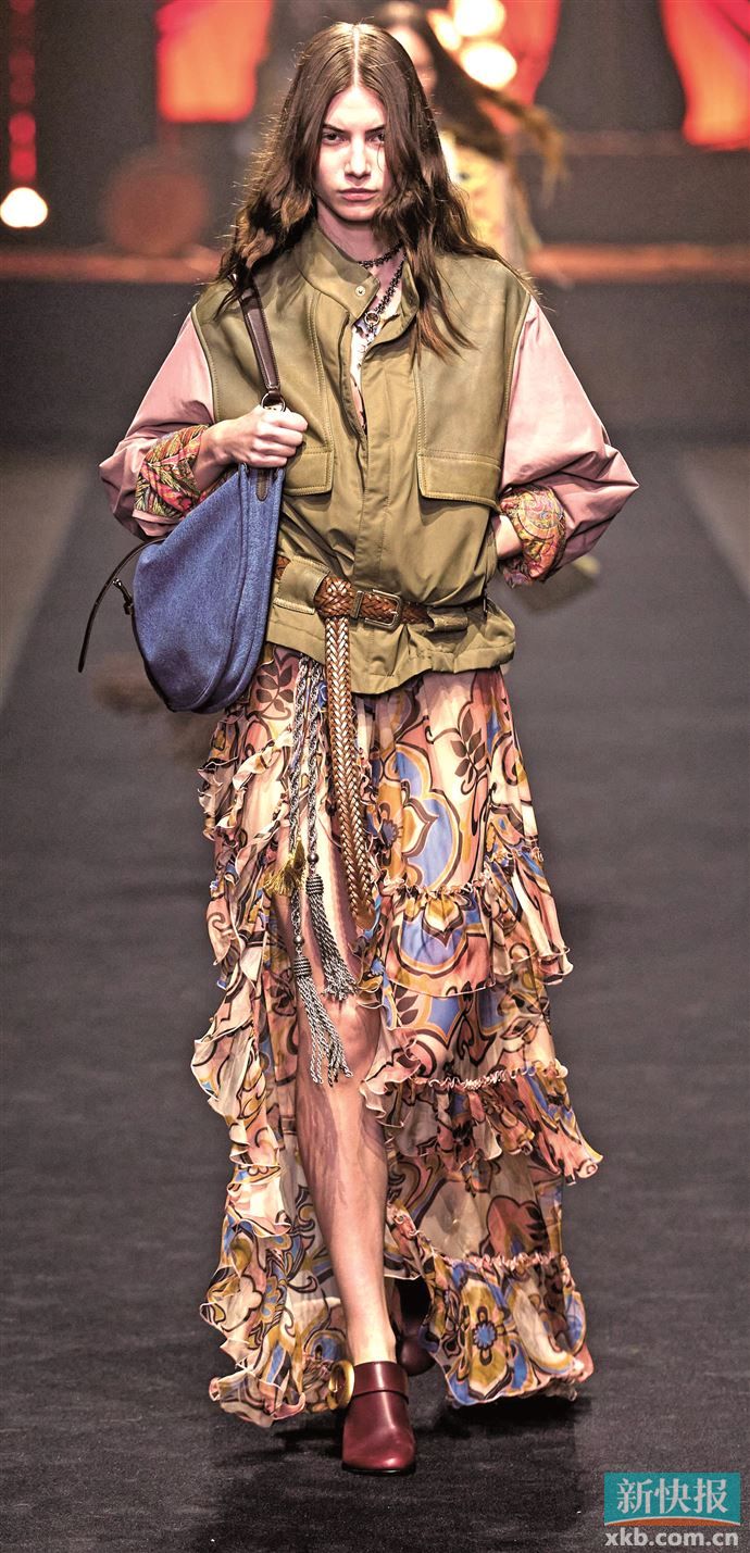 充满民族风情的图案拼接荷叶边与褶裥设计,为复古氛围注入艺术感。