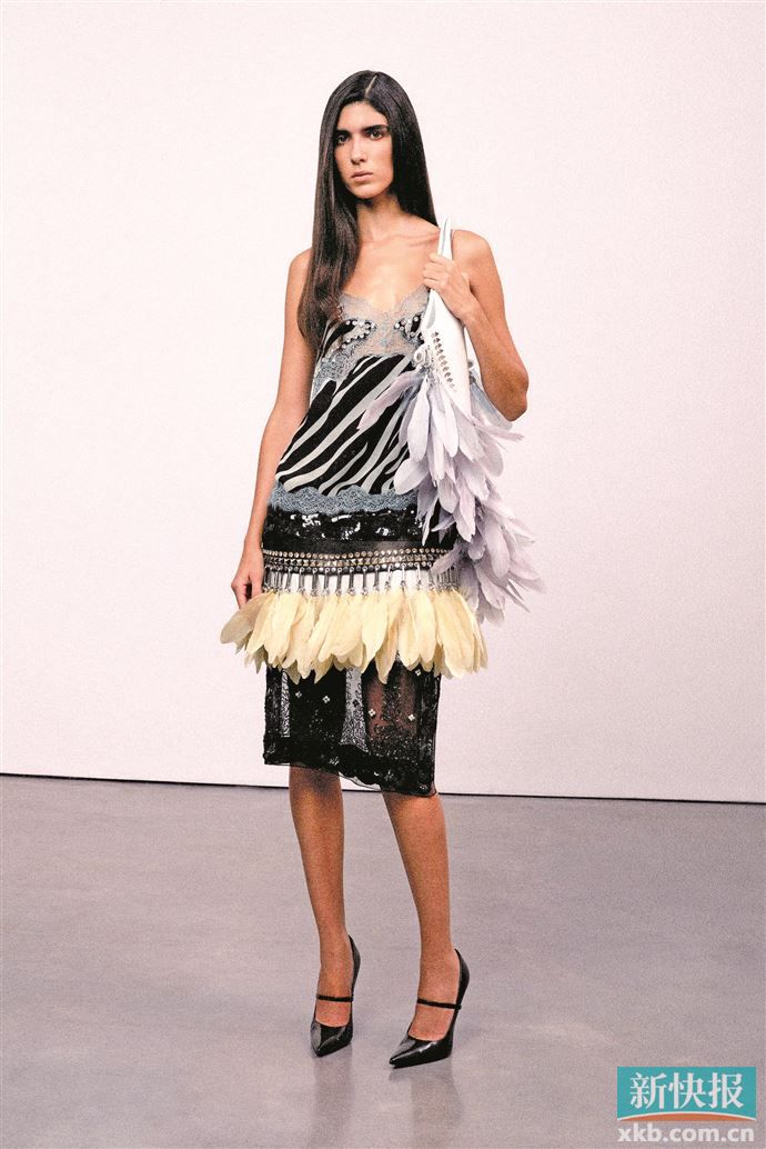 以皮革与铆钉的硬核平衡印花柔美,打造外刚内柔的层次