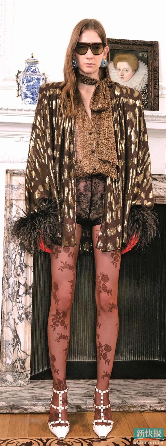 蕾丝、薄纱等柔美单品中和了动物纹样的野性张狂