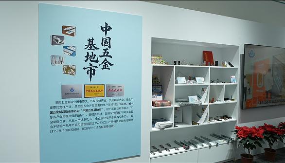 百货大楼内展销特色工业品。