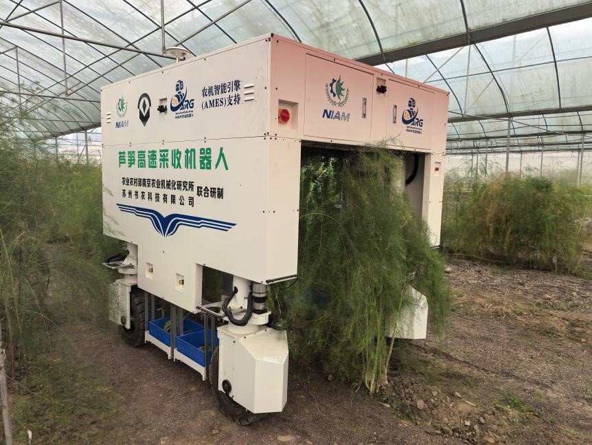 新春走基层|新农人守岁新农机巡田采摘!未来农业的春天来了(图5)