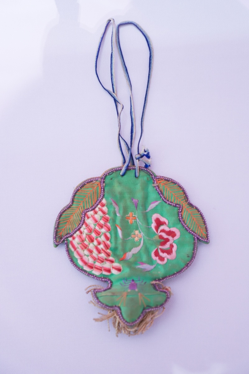 金红缎地“榴开百籽、富贵荣华”花果纹双面钱荷包,时代:清晚期至民国,地域、流派:山西