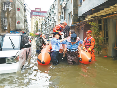 5月18日，湖北荊州市沙市區(qū)勝利街道黨員干部聯(lián)合消防、公安部門轉(zhuǎn)移被困群眾。