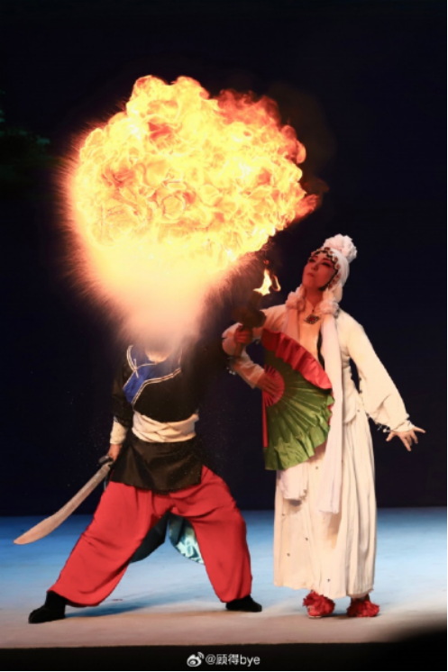 秦腔名家齐爱云在《游西湖》中的“吹火”(图片来源:新浪微博@顾得bye账号)
