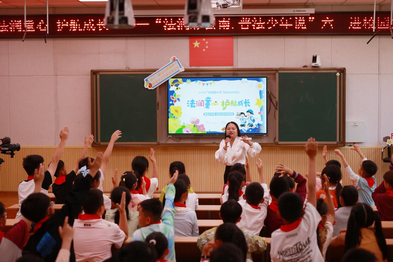 法治微讲座现场气氛热烈 孟祝斌/摄
