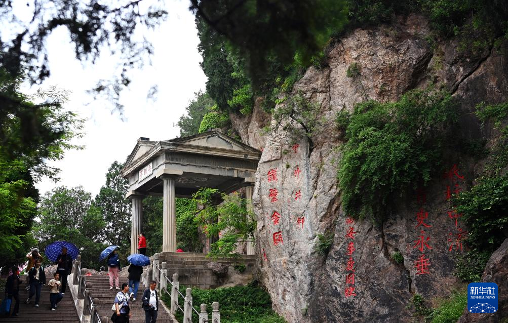 游客在西安华清宫景区内“西安事变”旧址之一兵谏亭游览参观(2023年5月5日摄)。