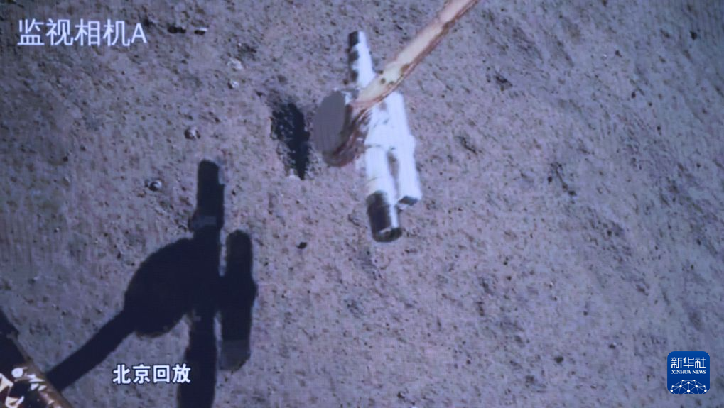 2024年6月4日7时38分,嫦娥六号上升器携带月球样品自月球背面起飞,随后成功进入预定环月轨道。嫦娥六号完成世界首次月球背面采样和起飞。这是当日在北京航天飞行控制中心屏幕上拍摄的嫦娥六号取样回放画面。