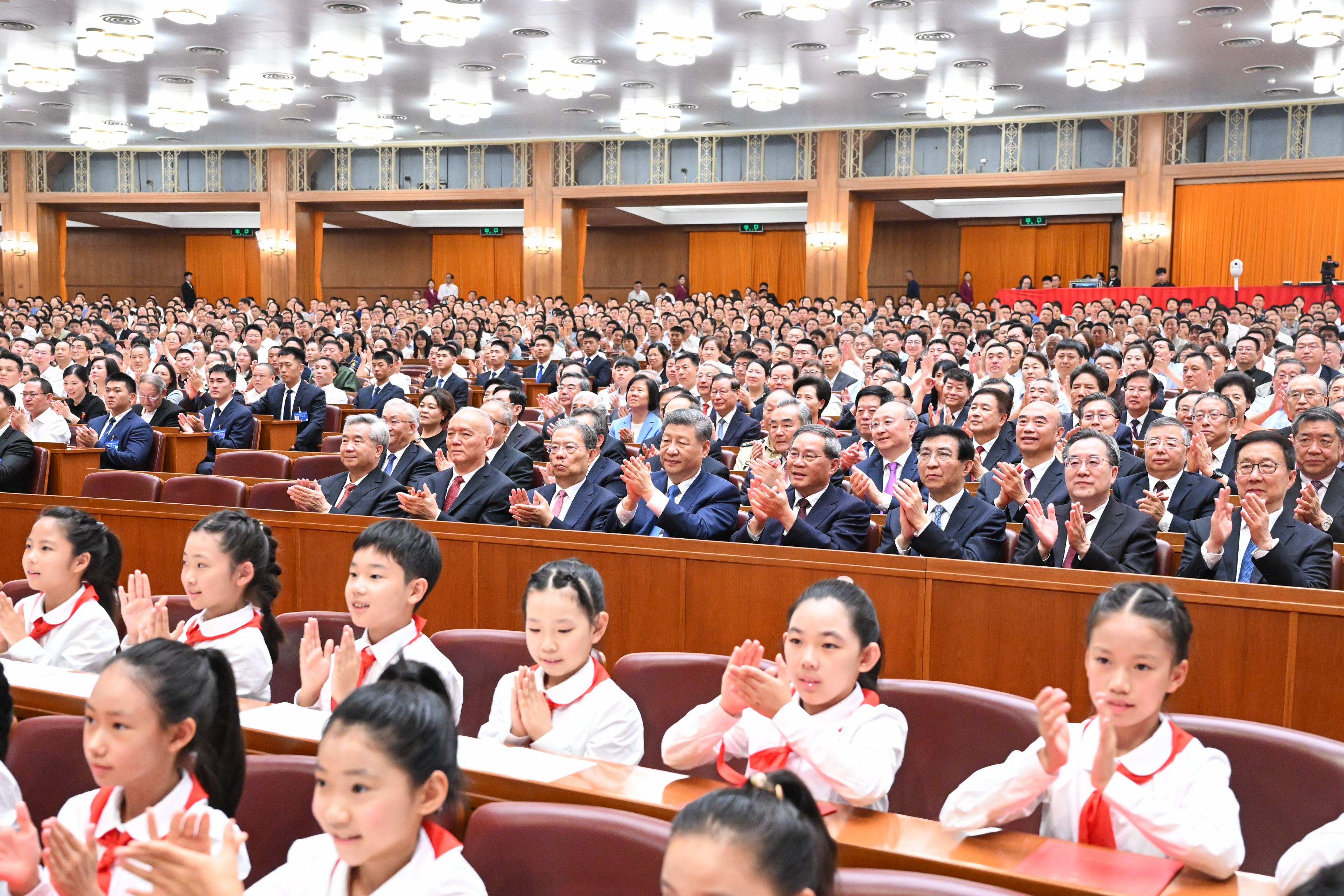 6月29日晚,庆祝中国共产党成立105周年音乐会《人民至上》在北京举行。习近平、李强、赵乐际、王沪宁、蔡奇、丁薛祥、李希、韩正等党和国家领导人,同约3000名观众一起观看演出。