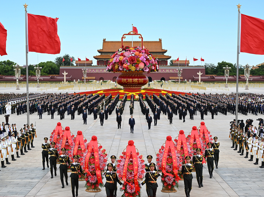 9月30日上午,党和国家领导人习近平、李强、赵乐际、王沪宁、蔡奇、丁薛祥、李希、韩正等来到北京天安门广场,出席烈士纪念日向人民英雄敬献花篮仪式。