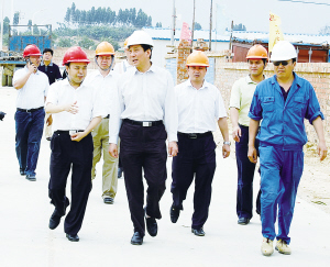 千姿百色美 万象红城新