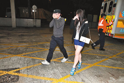 香港2劫匪演撬墙脚戏码打情侣 趁机抢手机(图