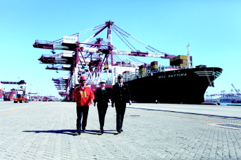 黄岛海关打造政策高地 助推保税港区蓬勃发展