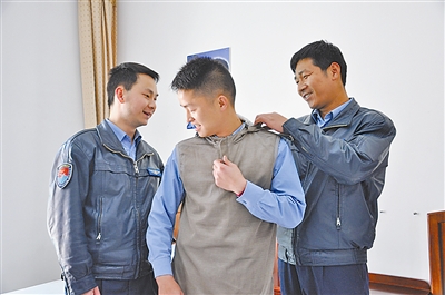 "师长吕建强告诉记者,这是预警机部队新近配发的电磁防护服.