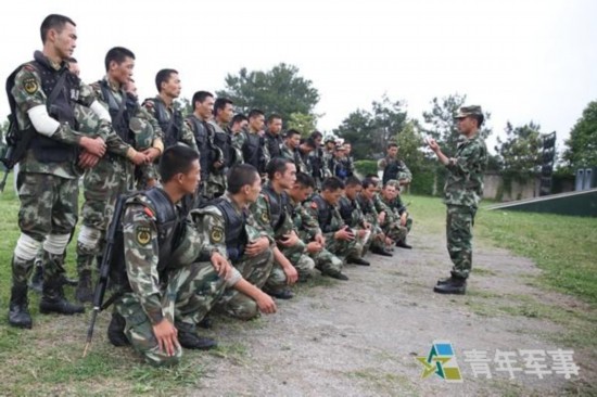 武警冠军狙击手绝技:用针在米粒上穿8个孔[图