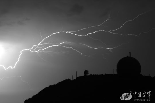 组图:记者亲历雾山雷达兵生活 狂雷台风天气战