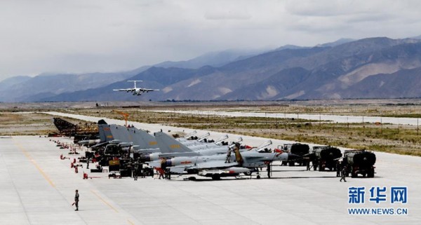 高清:解放军高原机场曝光 多种战机成群驻训