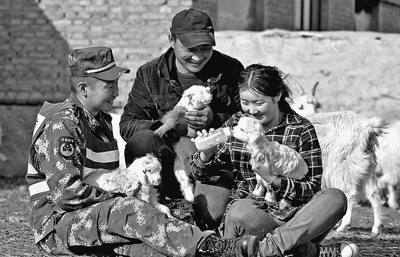 草原牧民 喜接春羔