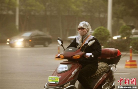 新疆甘肃遭强沙尘暴侵袭 场景似世界末日