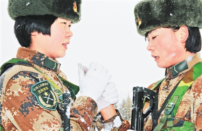 边防女战士 北疆军营腊梅花