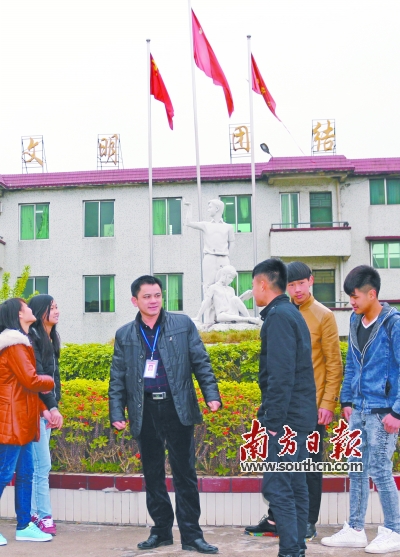 英德市沙口中学校长曾祥就(左一).