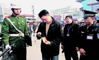 真武警火眼金睛假上校当场现行