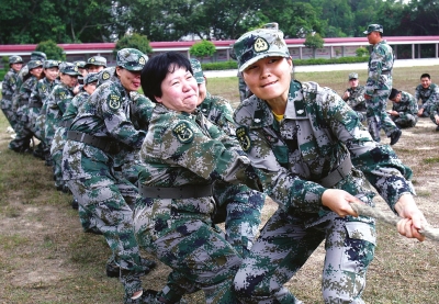 记者近距离感受罗湖公务员军训