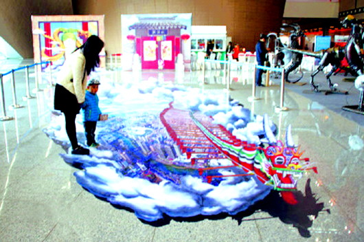 文展会上的3D立体画。 本报记者 杨国胜 宋昊阳 4月17日,第五届中国画节首届中国(潍坊)民间艺术博览会第八届中国(潍坊)文化艺术展示交易会正式开幕。本届文展会共设置首届中国(潍坊)民间艺术博览会、景德镇当代原创陶瓷艺术作品巡回展等6项展览内容,吸引了大批市民前往亲身体验。 3D立体画加入潍坊元素 4月17日,在文展会现场的潍坊文化3D立体画体验区,不少观众正在围观拍照。以前看过不少3D立体画,这龙头蜈蚣的画还是第一次看见。市民陈丰秋先生说。 在体验区的地板上,有一幅龙头蜈蚣