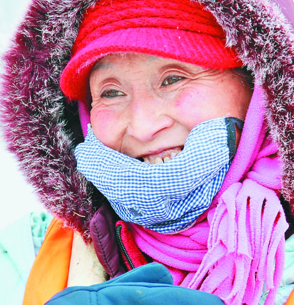 今天,我们把镜头对准这些在严寒中忙碌在城市大街小巷的外来清雪女工.
