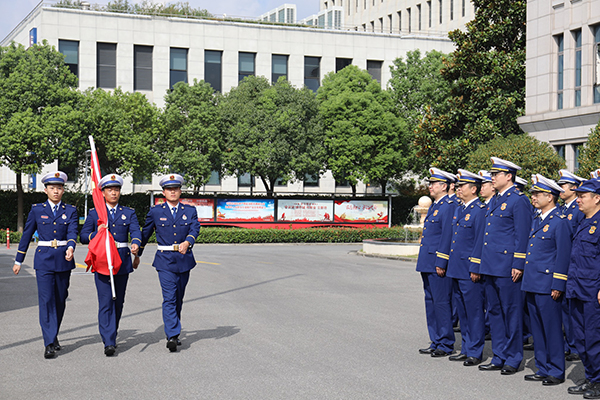 9月30日一早,松江区消防救援支队举行升旗仪式.