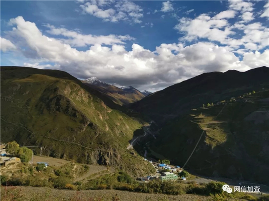 2019年10月,当西藏自治区南部加查县洛林乡吉日普村的雪山重新裹上