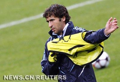 Le&nbsp;joueur&nbsp;de&nbsp;l'équipe&nbsp;Real&nbsp;Madrid,&nbsp;Raul,&nbsp;prépare&nbsp;pour&nbsp;le&nbsp;match&nbsp;de&nbsp;la&nbsp;quatrième&nbsp;journée&nbsp;de&nbsp;la&nbsp;Ligue&nbsp;des&nbsp;Champions&nbsp;qui&nbsp;se&nbsp;tiendra&nbsp;mardi&nbsp;soir.