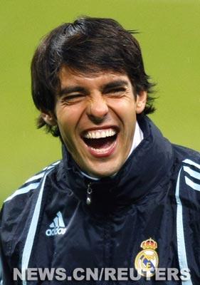 Le&nbsp;joueur&nbsp;de&nbsp;l'équipe&nbsp;Real&nbsp;Madrid,&nbsp;Kaka,&nbsp;prépare&nbsp;pour&nbsp;le&nbsp;match&nbsp;de&nbsp;la&nbsp;quatrième&nbsp;journée&nbsp;de&nbsp;la&nbsp;Ligue&nbsp;des&nbsp;Champions&nbsp;qui&nbsp;se&nbsp;tiendra&nbsp;mardi&nbsp;soir.