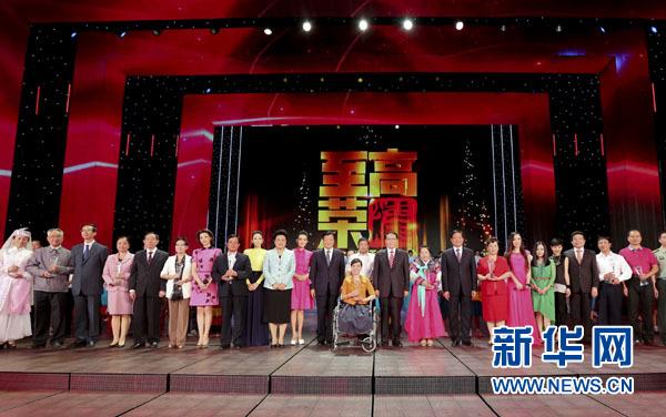 9月4日晚，中共中央政治局常委李长春来到中央电视台，观看为庆祝2012年教师节录制的大型主题晚会《至高荣耀》，并为2012年度“全国教书育人楷模”颁奖。